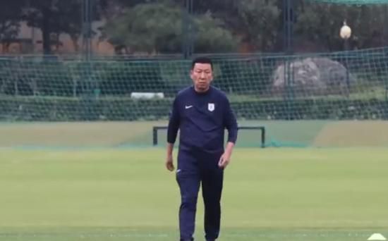 ”小杰选择的影城位于铜锣湾，属于香港繁华商圈区域，“往日这家影院除了早场，很少看到那么多中老年观众。