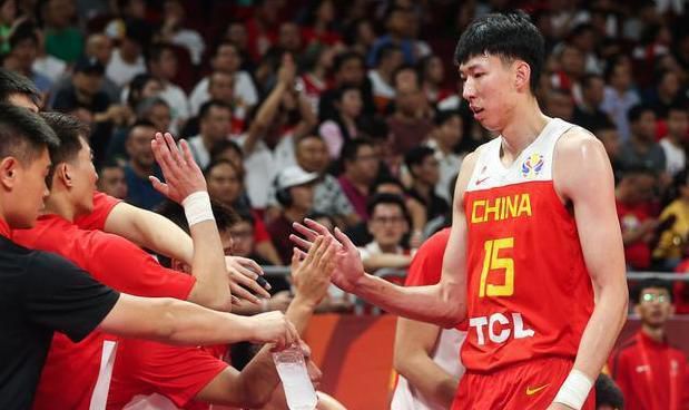 《中国机长》单日票房9757万蝉联日冠，累计票房轻松突破24亿，截至发稿累计票房已超过《捉妖记》（24.40亿）暂列国产电影历史票房第十位。