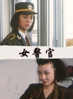 当天拍摄的地点是在一片草地上，安妮斯顿身穿休闲裤配深色毛衣开衫，站在忙碌准备拍摄工作的剧组人员旁边。